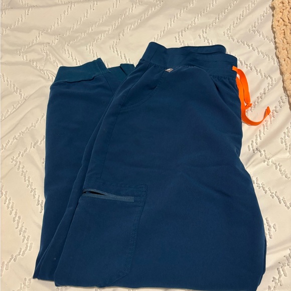 Women’s figs high waisted jogger scrub pants - Picture 2 of 3